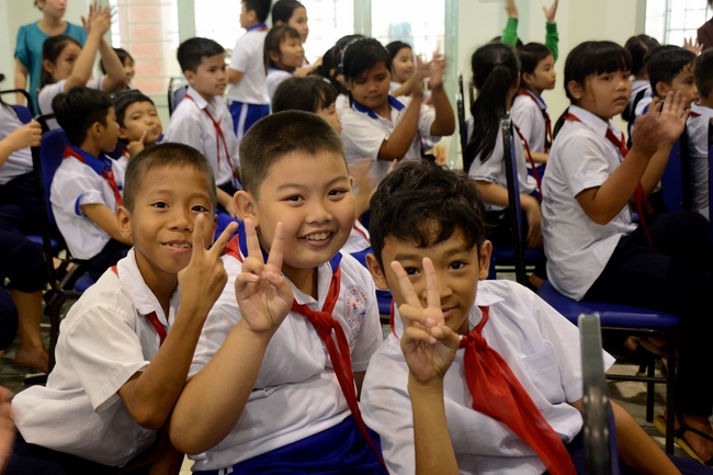 Giving gift portions to pupils on the occasion of Mid-Autumn Festival